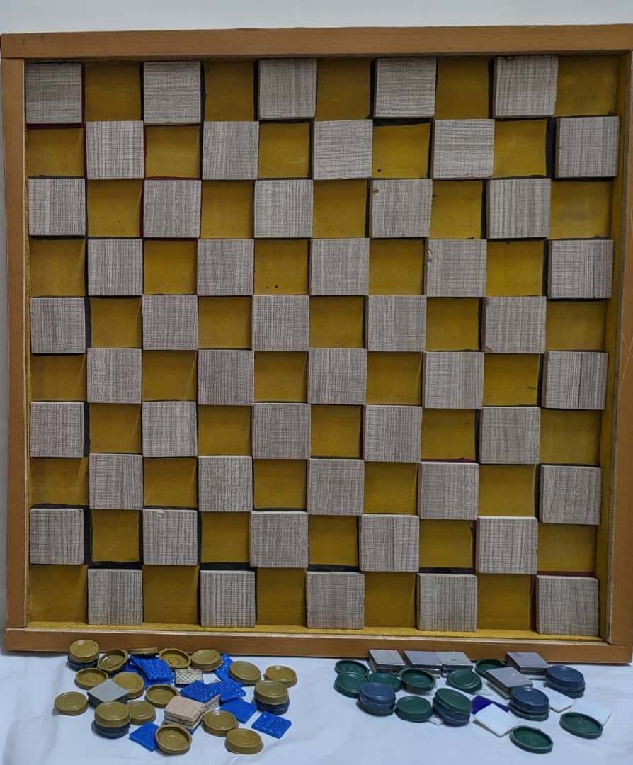draught board with pieces image
